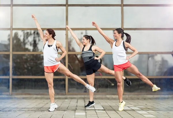 Atleet meisjes oefeningen buiten — Stockfoto