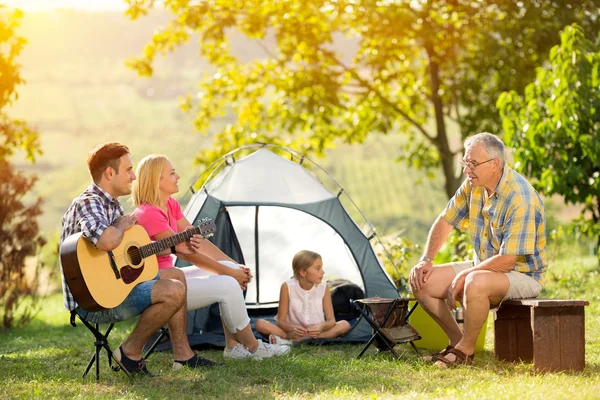 Felice famiglia campeggio in campagna — Foto Stock