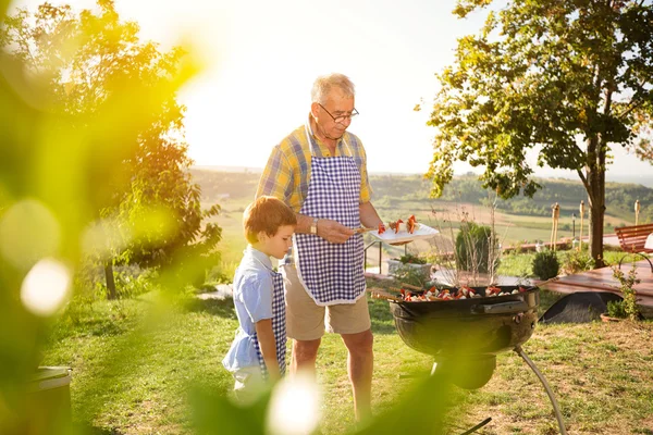 Familj med grill i par — Stockfoto