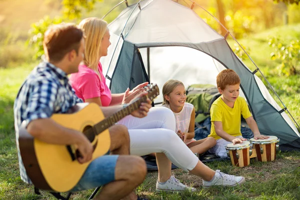 Părinte zâmbitor și copii care se bucură de camping — Fotografie, imagine de stoc