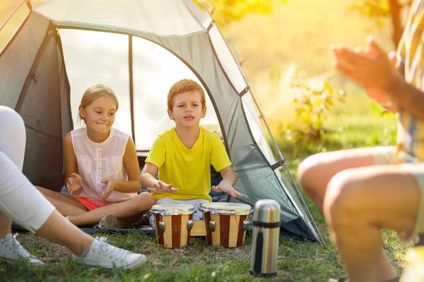 Kinder haben Spaß beim Spielen in der Zehn — Stockfoto