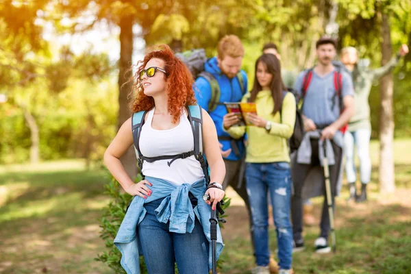 Young hiker woman with group of hikers in woods — Stock Photo, Image