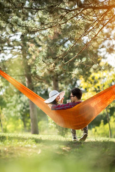 Paar in hangmat gefotografeerd van achteren — Stockfoto