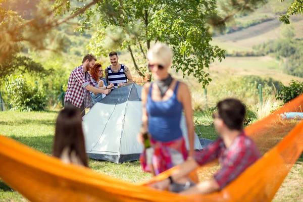 Jovens em bosques montam tenda — Fotografia de Stock