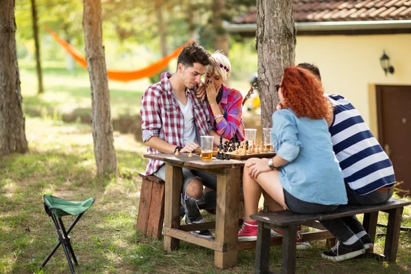 Lassie whisper haar vriendje strategie voor schaakspel — Stockfoto