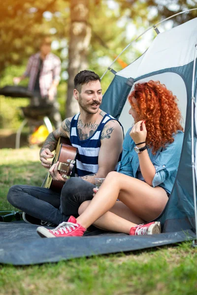 Behagelig atmosfære på sommerleir med musikk og gitar – stockfoto