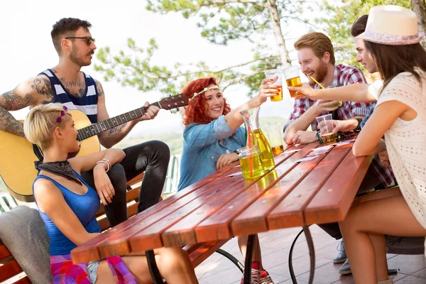 Torrada de meninas com copos de cerveja — Fotografia de Stock