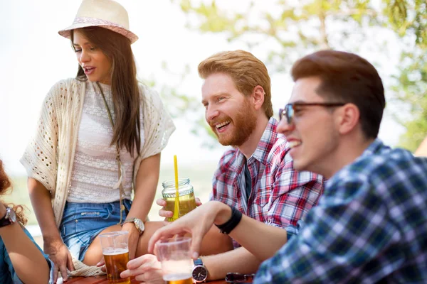 Junge Leute haben Spaß im Freien — Stockfoto