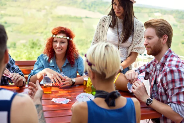 Jeugd plezier terwijl drinken bier en toneelstukken kaarten — Stockfoto