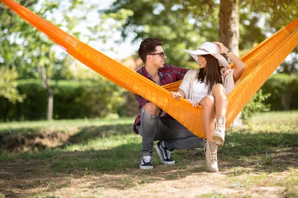 Jovem casal na natureza — Fotografia de Stock