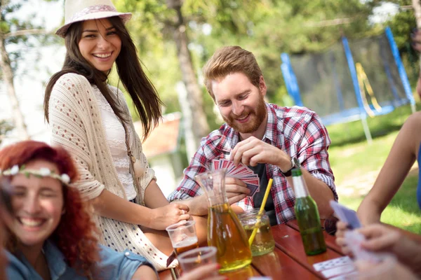 Jeugd plezier terwijl drinken bier en toneelstukken kaarten — Stockfoto