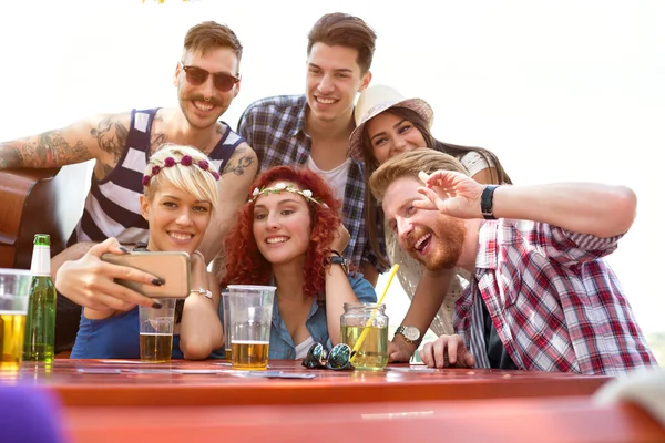 Young grupp gör selfie med mobiltelefon — Stockfoto