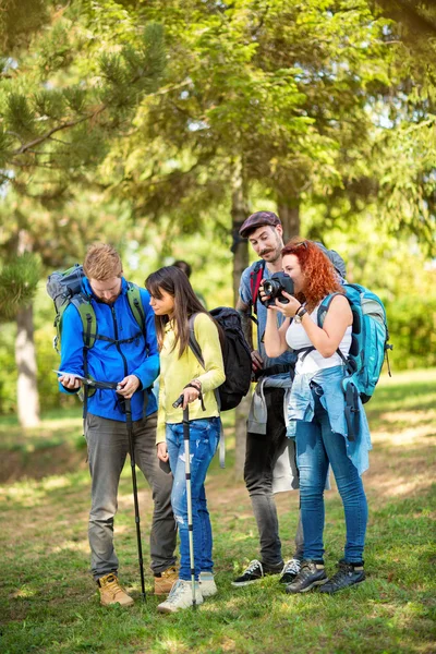 Pfadfinder machen Pause in der Natur — Stockfoto