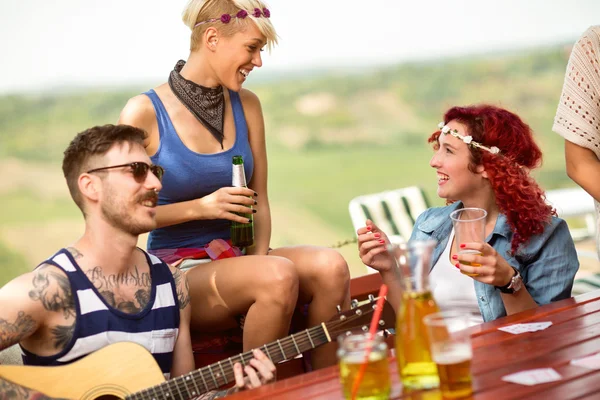 Meninas se divertindo em aberto com boa companhia, música, guitarra e álcool — Fotografia de Stock