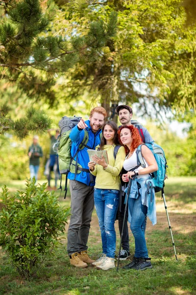Guy from group of hikers shows the direction of movement — Stock Photo, Image