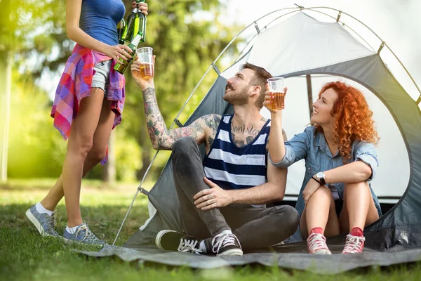 Friends toasting at camp — Stock Photo, Image
