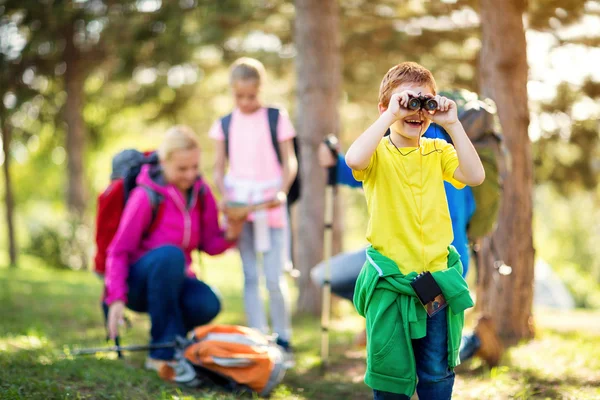 Enfant souriant regardant à travers binoculaire — Photo