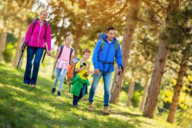 Anne ve çocuk bir yürüyüş günü