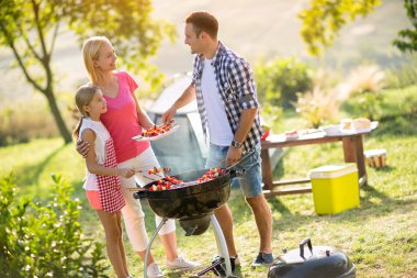 Mutlu anne kızıyla et ızgara