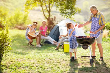 Dede ve torunu Barbekü yapma