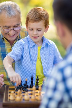 Çocuk satranç oynuyor