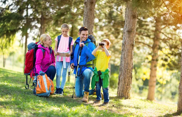Family with backpacks hiking — Stock Photo, Image