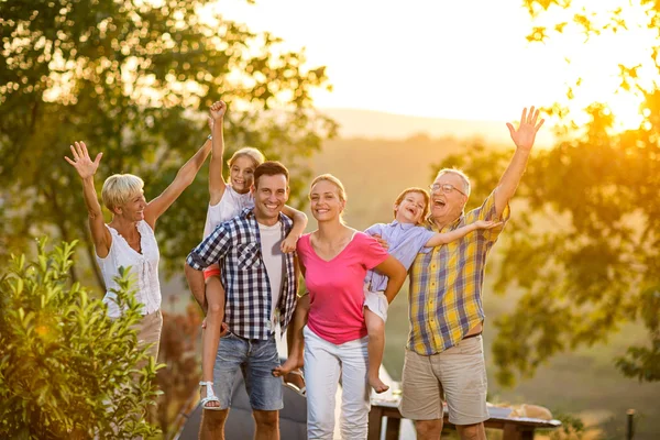 Lykkelig familie på ferie som poserer sammen – stockfoto