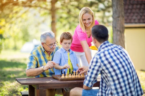 Família relaxar tempo jogando xadrez — Fotografia de Stock