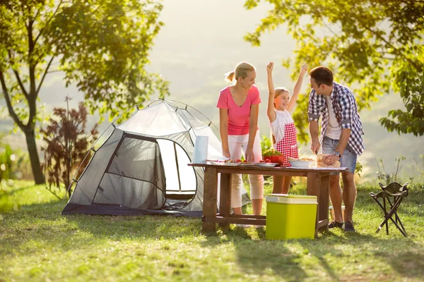 Jonge gelukkige familie op vakantie — Stockfoto