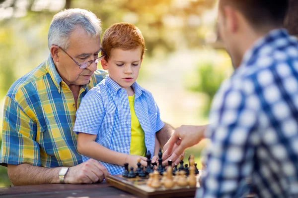 Familia jugando ajedrez — Foto de Stock