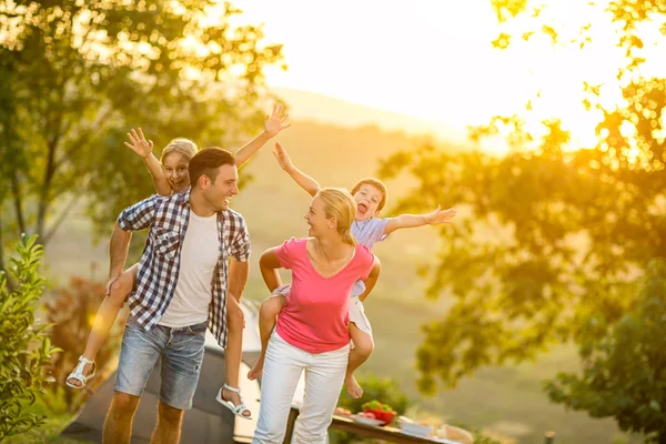 Ouders en kinderen op vakantie samenspelen — Stockfoto