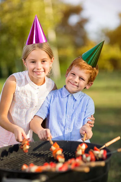 Bambini felici che si divertono — Foto Stock