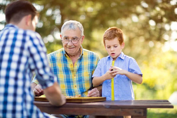 Farfar och barnbarn spelar schack — Stockfoto