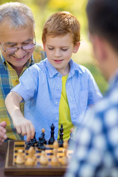 Menino jogo de xadrez — Fotografia de Stock