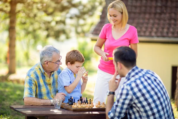 Quebrar de um jogo de xadrez com a família — Fotografia de Stock