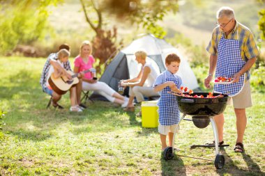 Barbekü yapma kamp üzerinde aile
