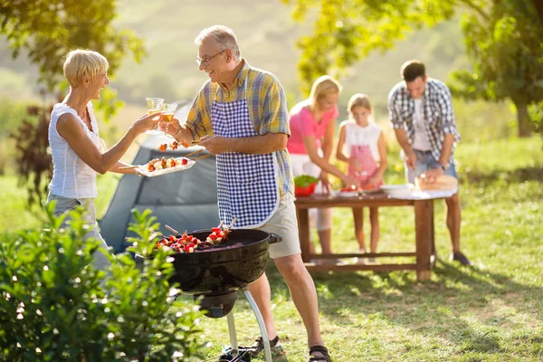 Sonrientes abuelos bebiendo vino — Foto de Stock