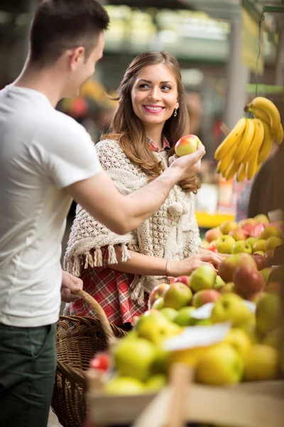 Par som velger frukt – stockfoto