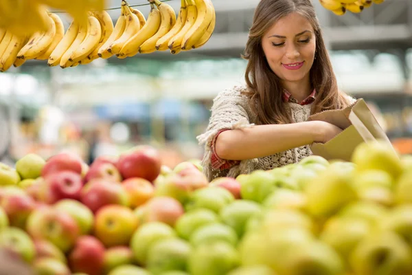 Customer picking at market — Stock Photo, Image