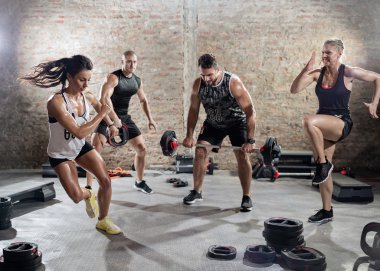 ağırlıklar ile sportif insanlar