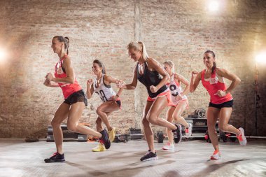 Etkin kadınlar egzersiz yaparak