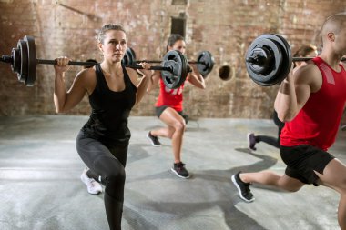 Güçlü kadın egzersiz uygun