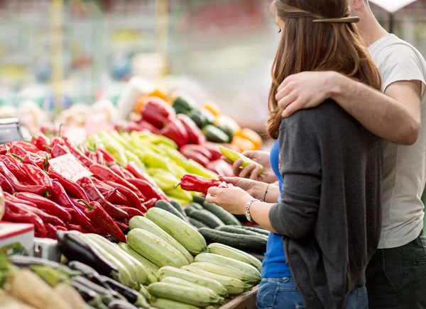 Couple shopping organic fruits and vegetables — Stock fotografie