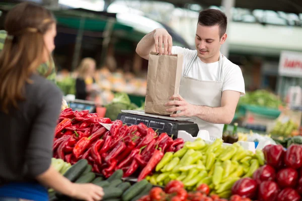 Verkoper groenten bij straatmarkt meten — Stockfoto