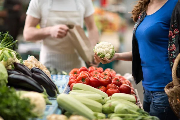 Nahaufnahme des frischen Gemüses am Stand — Stockfoto