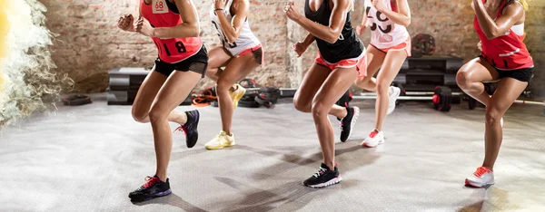 Vrouwelijke benen op fitnesstraining — Stockfoto