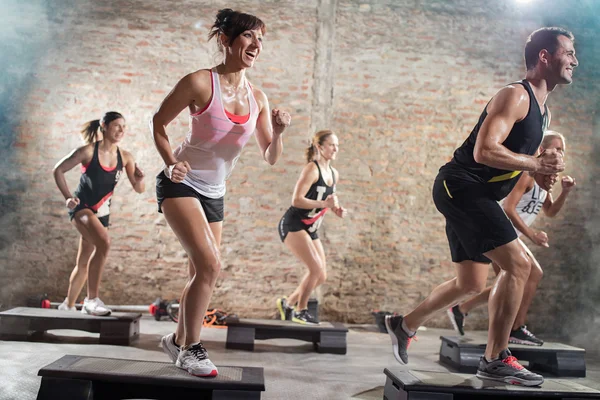 Positive und fröhliche Menschen, die Sport treiben — Stockfoto