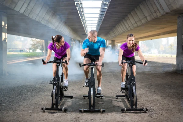 Fitte Menschen auf Spin-Bike trainieren — Stockfoto