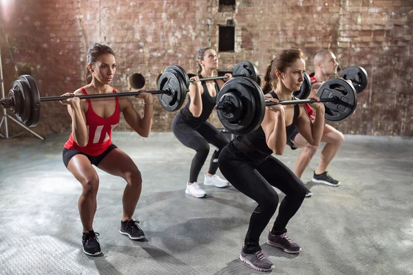 Culturistas musculares tienen entrenamiento de la bomba del cuerpo —  Fotos de Stock