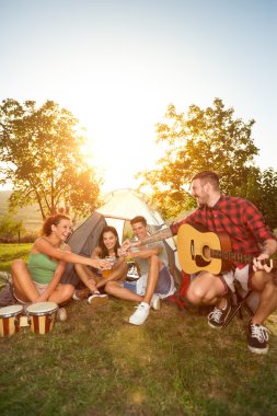 Mutlu insanlar kamp gezisinde bira içmek 
